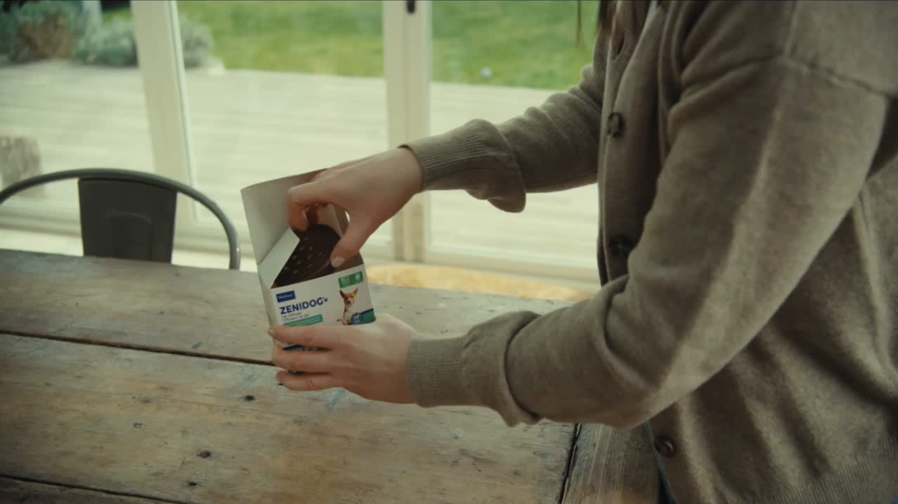 Zenidog Gel - Diffuser mit beruhigenden Pheromonen f�r Hunde Video